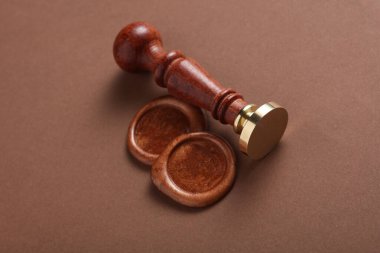 Kahverengi arka planda klasik kişisel damga ve balmumu mühürler