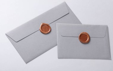 Balmumu mühürlü zarflar ve gri arka planda klasik damgalar. Hediye çeki, düğün davetiyesi.