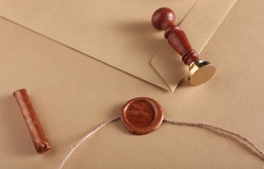 Balmumu mühürlü zarf ve eski pul, bej arkaplanda iplik. DIY, Hediye çeki, düğün davetiyesi.