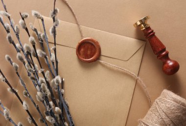 Balmumu mühürler, eski pullar, söğüt dalları, bej arkaplanda iplik. DIY, Hediye çeki, düğün davetiyesi