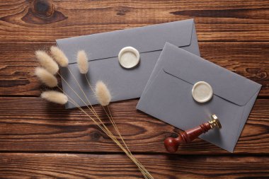 Balmumu mühürler, eski pullar, ahşap arka planda kuru lagurular. Hediye çeki, düğün davetiyesi.