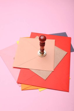 Balmumu mühürlü zarflar ve pembe arka planda klasik damga. Hediye çeki, düğün davetiyesi..