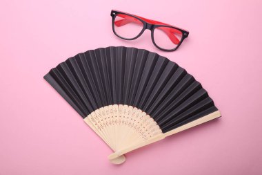 Pembe arka planda pervaneli gözlük..