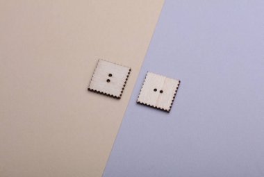 Pastel arka planda ahşap düğmeler. Yakın plan.