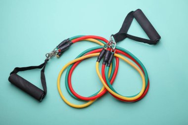 Mavi arkaplandaki uygunluk için tutacakları olan kauçuk genişletici