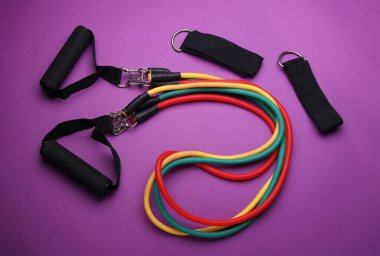 Mor arkaplandaki uygunluk için tutacakları olan lastik genişletici