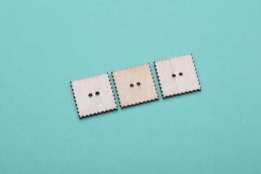 Nane yeşili arkaplanda ahşap düğmeler yakın plan