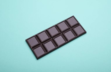 Mavi arka planda koyu çikolata.