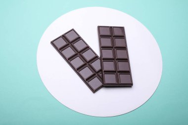 Mavi arka planda siyah çikolata ve beyaz yuvarlak 