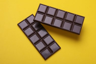 Sarı arka planda siyah çikolata.