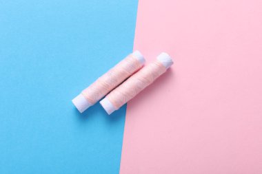 Mavi pembe arka planda iplik derileri