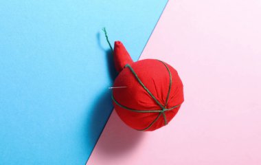 Pembe mavi arka planda terzi aksesuarları.