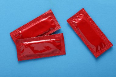 Mavi arkaplanda prezervatif paketleri