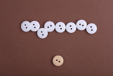  Kahverengi arkaplanda ahşap düğmeler