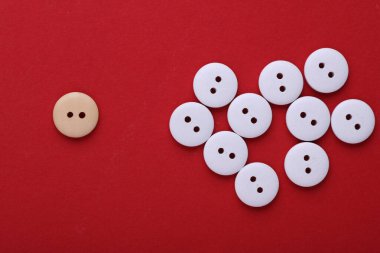 Kırmızı arkaplanda tahta düğmeler