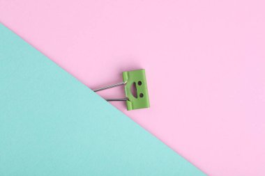 Pembe arka planda gülümseyen bir yüze sahip cilt klipsi