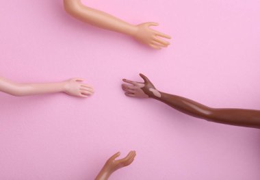 Vitiligo 'lu bir bebek eli. Toplumu destekleme kavramı