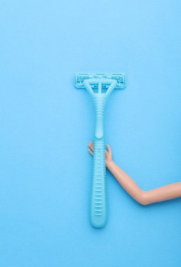 Mavi arka planda plastik jilet tutan bebekler.