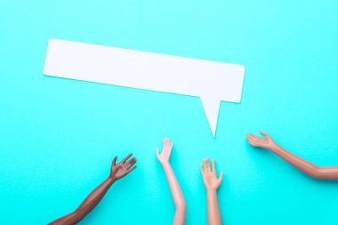 Mavi arkaplanda oyuncak eller ve konuşma balonu