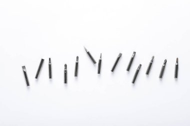 Beyaz arkaplanda metal tornavida parçaları kümesi