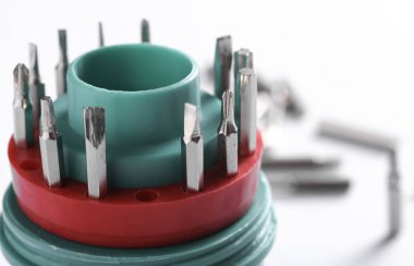 Beyaz arkaplanda metal tornavida parçaları kümesi