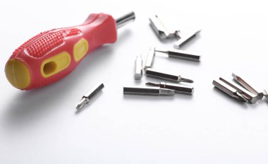 Beyaz arkaplanda metal tornavida parçaları kümesi