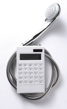 Beyaz arkaplanda duş alan hesap makinesi