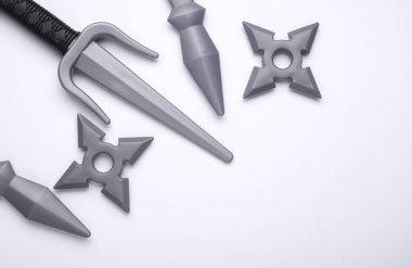 Ninja silahı beyaz arkaplanda ayarlandı