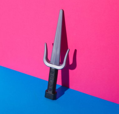 Oyuncak plastik silahlar pembe mavi arka planda