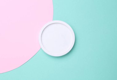 Mavi arka planda alçı yuvarlak tepsi. Minimalizm, sunum, güzellik gösterisi