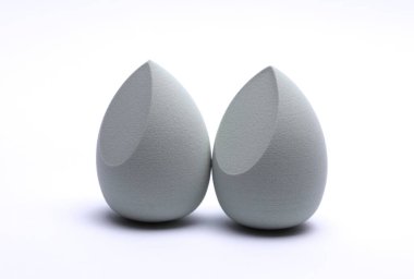 Yumurta makyaj süngeri. Beyaz arkaplanda temel için blenderlar