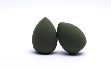 Yumurta makyaj süngeri. Beyaz arkaplanda temel için blenderlar