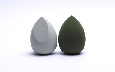 Yumurta makyaj süngeri. Beyaz arkaplanda temel için blenderlar