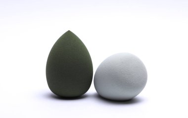 Yumurta makyaj süngeri. Beyaz arkaplanda temel için blenderlar