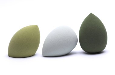 Yumurta makyaj süngeri. Beyaz arkaplanda temel için blenderlar