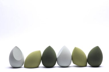 Yumurta makyaj süngeri. Beyaz arkaplanda temel için blenderlar