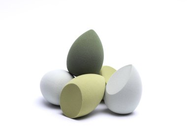 Yumurta makyaj süngeri. Beyaz arkaplanda temel için blenderlar