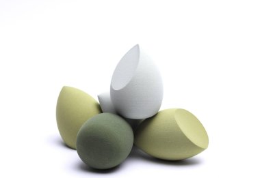 Yumurta makyaj süngeri. Beyaz arkaplanda temel için blenderlar