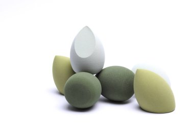 Yumurta makyaj süngeri. Beyaz arkaplanda temel için blenderlar