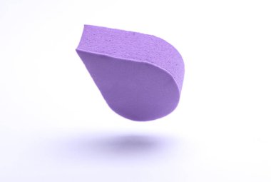 Beyaz Arkaplanda Yüzen Mor Makyaj Süngeri