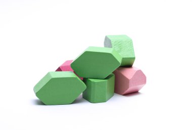 Beyaz arka planda çocuk gelişimi için tahta küpler