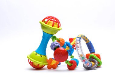 Beyaz arkaplanda yüzen yeni doğan için tıkırtılar