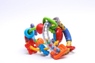 Beyaz arkaplanda yüzen yeni doğan için tıkırtılar