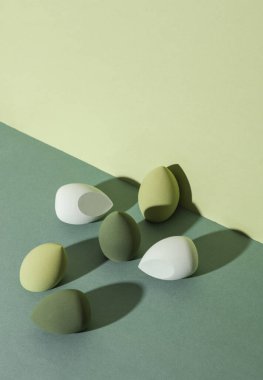 Yumurta makyaj süngeri. Yeşil arka plan için blenderlar. Yaratıcı düzen. Güzellik konsepti