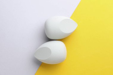 Yumurta makyaj süngeri. Sarı arka planda temel için blenderlar. Üst Manzara. Güzellik konsepti