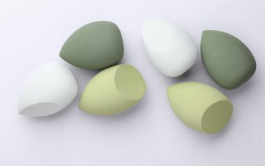 Yumurta makyaj süngeri. Gri arka planda temel için blenderlar. Üst Manzara. Güzellik konsepti