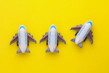 Oyuncak uçak modeli. Seyahat konsepti. Düz yatıyordu