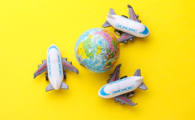 Oyuncak uçak modeli. Seyahat konsepti. Düz yatıyordu