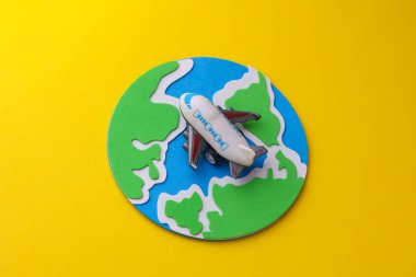 Küresel oyuncak uçak modeli. Seyahat konsepti. Düz yatıyordu