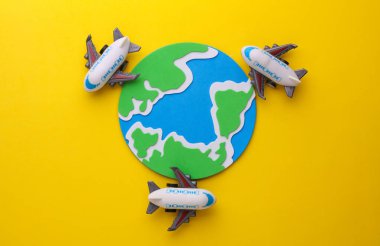 Küresel oyuncak uçak modeli. Seyahat konsepti. Düz yatıyordu